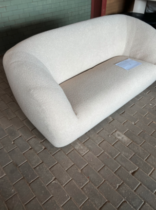 Essen 2,5-zitsbank Bouclé Beige, Cosmopolitan Design